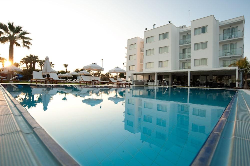 Frixos Suites Hotel Apartments Larnaca Exterior photo